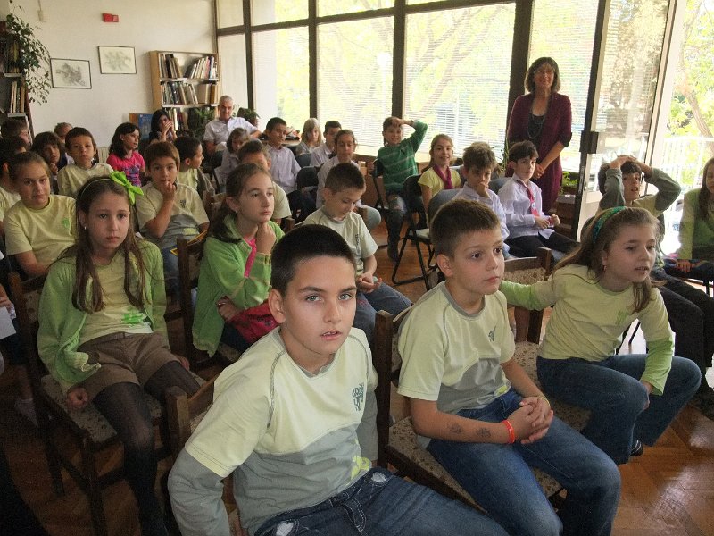 DSCF6381.JPG - Презентация и уъркшоп с участието на Българско индианско общество "Орлов кръг", ученици от частна детска занималня "Игралница–занималница" и второкласници от VII СОУ "Найден Геров", Варна. Осъществява се в сътрудничество с Посолството на САЩ – София, със съдействието на Фондация „Америка за България” и с медийната подкрепа на списание „National Geographic България”.