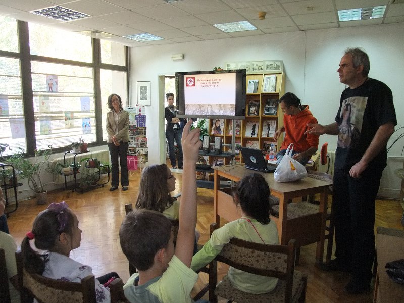 DSCF6382.JPG - Презентация и уъркшоп с участието на Българско индианско общество "Орлов кръг", ученици от частна детска занималня "Игралница–занималница" и второкласници от VII СОУ "Найден Геров", Варна. Осъществява се в сътрудничество с Посолството на САЩ – София, със съдействието на Фондация „Америка за България” и с медийната подкрепа на списание „National Geographic България”.