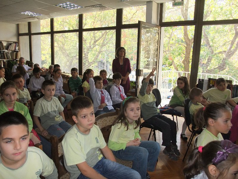 DSCF6383.JPG - Презентация и уъркшоп с участието на Българско индианско общество "Орлов кръг", ученици от частна детска занималня "Игралница–занималница" и второкласници от VII СОУ "Найден Геров", Варна. Осъществява се в сътрудничество с Посолството на САЩ – София, със съдействието на Фондация „Америка за България” и с медийната подкрепа на списание „National Geographic България”.