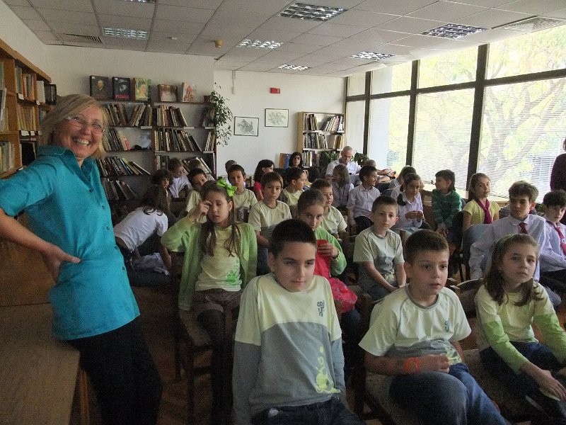 DSCF6384.JPG - Презентация и уъркшоп с участието на Българско индианско общество "Орлов кръг", ученици от частна детска занималня "Игралница–занималница" и второкласници от VII СОУ "Найден Геров", Варна. Осъществява се в сътрудничество с Посолството на САЩ – София, със съдействието на Фондация „Америка за България” и с медийната подкрепа на списание „National Geographic България”.