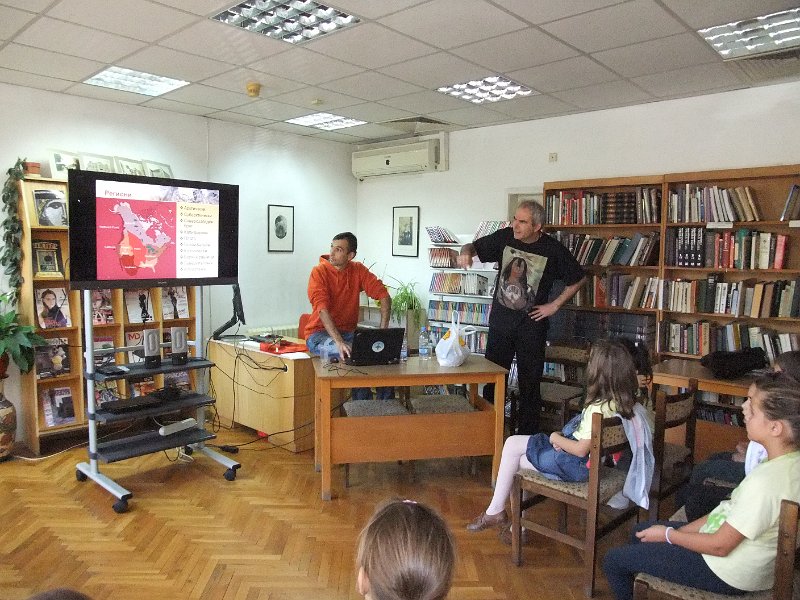 DSCF6387.JPG - Презентация и уъркшоп с участието на Българско индианско общество "Орлов кръг", ученици от частна детска занималня "Игралница–занималница" и второкласници от VII СОУ "Найден Геров", Варна. Осъществява се в сътрудничество с Посолството на САЩ – София, със съдействието на Фондация „Америка за България” и с медийната подкрепа на списание „National Geographic България”.