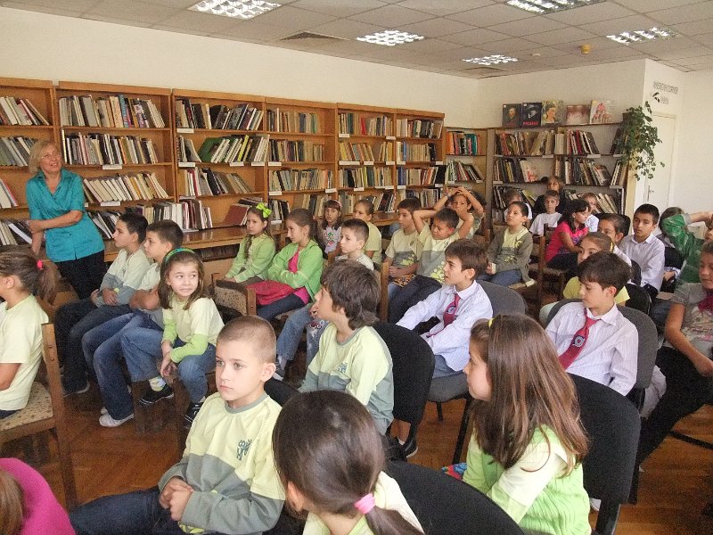 DSCF6389.JPG - Презентация и уъркшоп с участието на Българско индианско общество "Орлов кръг", ученици от частна детска занималня "Игралница–занималница" и второкласници от VII СОУ "Найден Геров", Варна. Осъществява се в сътрудничество с Посолството на САЩ – София, със съдействието на Фондация „Америка за България” и с медийната подкрепа на списание „National Geographic България”.