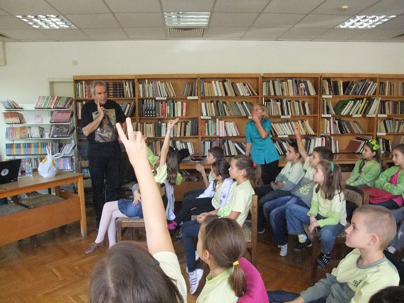 DSCF6390.JPG - Презентация и уъркшоп с участието на Българско индианско общество "Орлов кръг", ученици от частна детска занималня "Игралница–занималница" и второкласници от VII СОУ "Найден Геров", Варна. Осъществява се в сътрудничество с Посолството на САЩ – София, със съдействието на Фондация „Америка за България” и с медийната подкрепа на списание „National Geographic България”.