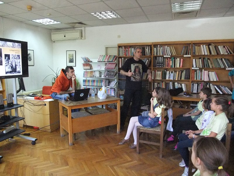 DSCF6392.JPG - Презентация и уъркшоп с участието на Българско индианско общество "Орлов кръг", ученици от частна детска занималня "Игралница–занималница" и второкласници от VII СОУ "Найден Геров", Варна. Осъществява се в сътрудничество с Посолството на САЩ – София, със съдействието на Фондация „Америка за България” и с медийната подкрепа на списание „National Geographic България”.