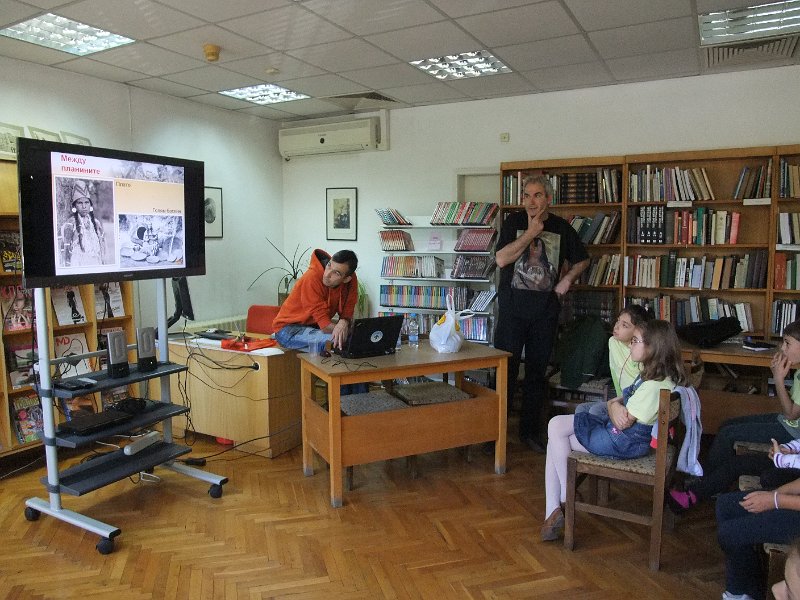 DSCF6396.JPG - Презентация и уъркшоп с участието на Българско индианско общество "Орлов кръг", ученици от частна детска занималня "Игралница–занималница" и второкласници от VII СОУ "Найден Геров", Варна. Осъществява се в сътрудничество с Посолството на САЩ – София, със съдействието на Фондация „Америка за България” и с медийната подкрепа на списание „National Geographic България”.