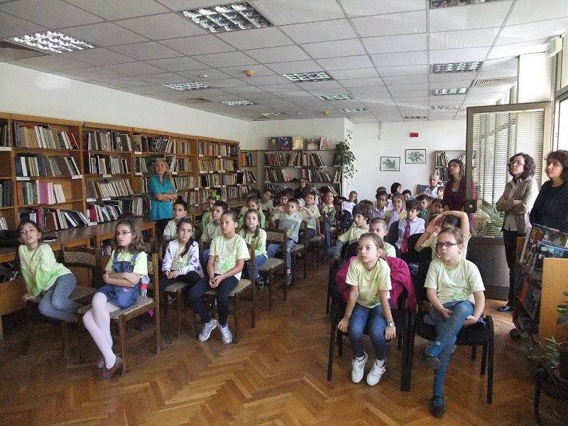 DSCF6398.JPG - Презентация и уъркшоп с участието на Българско индианско общество "Орлов кръг", ученици от частна детска занималня "Игралница–занималница" и второкласници от VII СОУ "Найден Геров", Варна. Осъществява се в сътрудничество с Посолството на САЩ – София, със съдействието на Фондация „Америка за България” и с медийната подкрепа на списание „National Geographic България”.