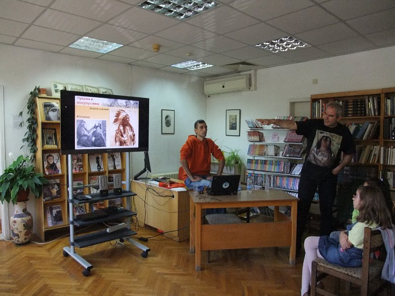 DSCF6399.JPG - Презентация и уъркшоп с участието на Българско индианско общество "Орлов кръг", ученици от частна детска занималня "Игралница–занималница" и второкласници от VII СОУ "Найден Геров", Варна. Осъществява се в сътрудничество с Посолството на САЩ – София, със съдействието на Фондация „Америка за България” и с медийната подкрепа на списание „National Geographic България”.