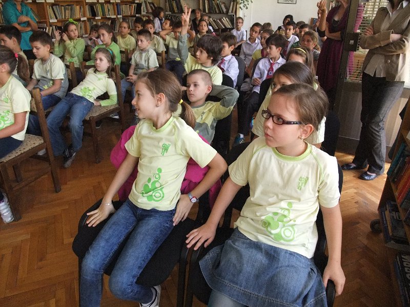 DSCF6400.JPG - Презентация и уъркшоп с участието на Българско индианско общество "Орлов кръг", ученици от частна детска занималня "Игралница–занималница" и второкласници от VII СОУ "Найден Геров", Варна. Осъществява се в сътрудничество с Посолството на САЩ – София, със съдействието на Фондация „Америка за България” и с медийната подкрепа на списание „National Geographic България”.