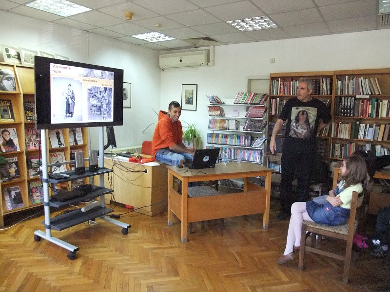 DSCF6405.JPG - Презентация и уъркшоп с участието на Българско индианско общество "Орлов кръг", ученици от частна детска занималня "Игралница–занималница" и второкласници от VII СОУ "Найден Геров", Варна. Осъществява се в сътрудничество с Посолството на САЩ – София, със съдействието на Фондация „Америка за България” и с медийната подкрепа на списание „National Geographic България”.