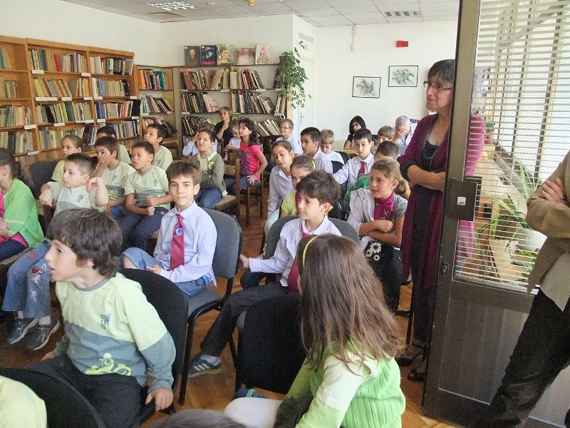 DSCF6406.JPG - Презентация и уъркшоп с участието на Българско индианско общество "Орлов кръг", ученици от частна детска занималня "Игралница–занималница" и второкласници от VII СОУ "Найден Геров", Варна. Осъществява се в сътрудничество с Посолството на САЩ – София, със съдействието на Фондация „Америка за България” и с медийната подкрепа на списание „National Geographic България”.