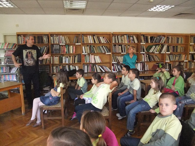 DSCF6407.JPG - Презентация и уъркшоп с участието на Българско индианско общество "Орлов кръг", ученици от частна детска занималня "Игралница–занималница" и второкласници от VII СОУ "Найден Геров", Варна. Осъществява се в сътрудничество с Посолството на САЩ – София, със съдействието на Фондация „Америка за България” и с медийната подкрепа на списание „National Geographic България”.