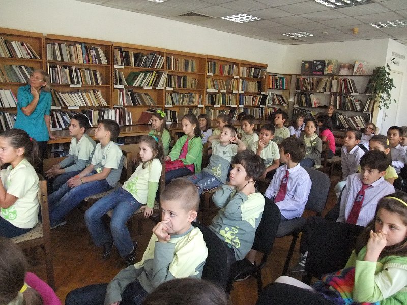 DSCF6414.JPG - Презентация и уъркшоп с участието на Българско индианско общество "Орлов кръг", ученици от частна детска занималня "Игралница–занималница" и второкласници от VII СОУ "Найден Геров", Варна. Осъществява се в сътрудничество с Посолството на САЩ – София, със съдействието на Фондация „Америка за България” и с медийната подкрепа на списание „National Geographic България”.