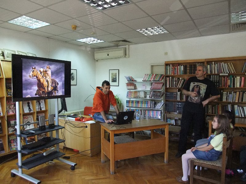 DSCF6416.JPG - Презентация и уъркшоп с участието на Българско индианско общество "Орлов кръг", ученици от частна детска занималня "Игралница–занималница" и второкласници от VII СОУ "Найден Геров", Варна. Осъществява се в сътрудничество с Посолството на САЩ – София, със съдействието на Фондация „Америка за България” и с медийната подкрепа на списание „National Geographic България”.