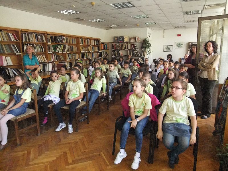 DSCF6417.JPG - Презентация и уъркшоп с участието на Българско индианско общество "Орлов кръг", ученици от частна детска занималня "Игралница–занималница" и второкласници от VII СОУ "Найден Геров", Варна. Осъществява се в сътрудничество с Посолството на САЩ – София, със съдействието на Фондация „Америка за България” и с медийната подкрепа на списание „National Geographic България”.