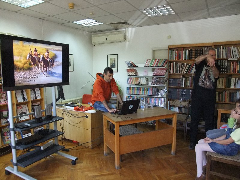 DSCF6421.JPG - Презентация и уъркшоп с участието на Българско индианско общество "Орлов кръг", ученици от частна детска занималня "Игралница–занималница" и второкласници от VII СОУ "Найден Геров", Варна. Осъществява се в сътрудничество с Посолството на САЩ – София, със съдействието на Фондация „Америка за България” и с медийната подкрепа на списание „National Geographic България”.