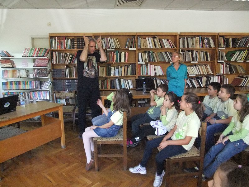 DSCF6422.JPG - Презентация и уъркшоп с участието на Българско индианско общество "Орлов кръг", ученици от частна детска занималня "Игралница–занималница" и второкласници от VII СОУ "Найден Геров", Варна. Осъществява се в сътрудничество с Посолството на САЩ – София, със съдействието на Фондация „Америка за България” и с медийната подкрепа на списание „National Geographic България”.