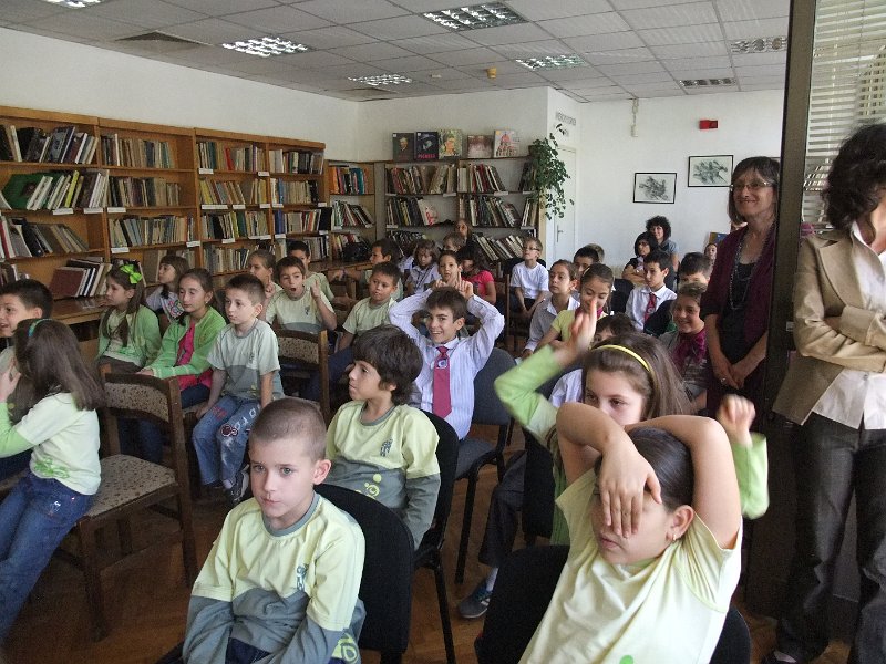 DSCF6423.JPG - Презентация и уъркшоп с участието на Българско индианско общество "Орлов кръг", ученици от частна детска занималня "Игралница–занималница" и второкласници от VII СОУ "Найден Геров", Варна. Осъществява се в сътрудничество с Посолството на САЩ – София, със съдействието на Фондация „Америка за България” и с медийната подкрепа на списание „National Geographic България”.