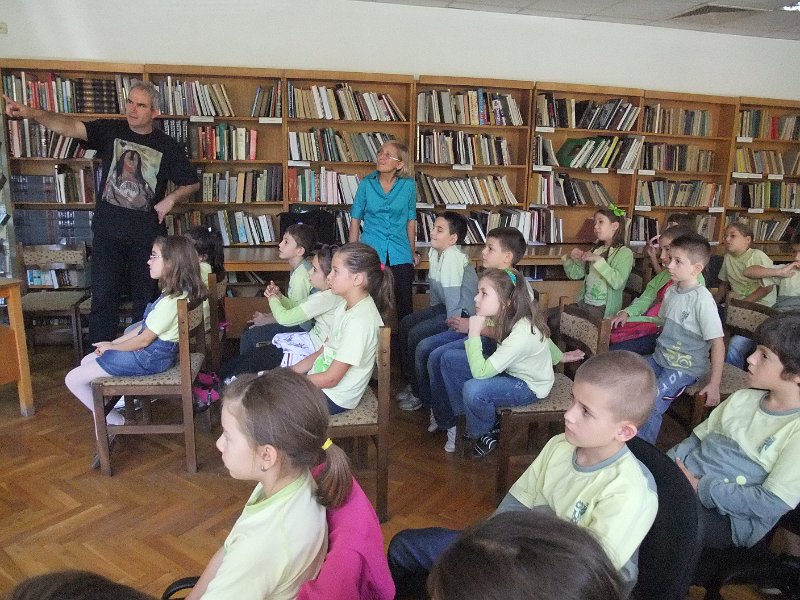 DSCF6425.JPG - Презентация и уъркшоп с участието на Българско индианско общество "Орлов кръг", ученици от частна детска занималня "Игралница–занималница" и второкласници от VII СОУ "Найден Геров", Варна. Осъществява се в сътрудничество с Посолството на САЩ – София, със съдействието на Фондация „Америка за България” и с медийната подкрепа на списание „National Geographic България”.