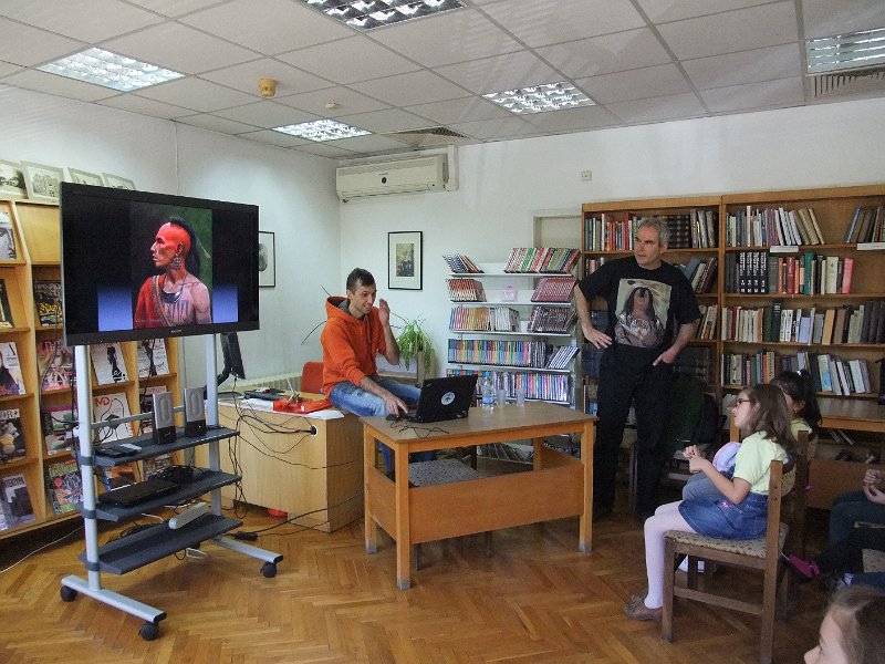 DSCF6428.JPG - Презентация и уъркшоп с участието на Българско индианско общество "Орлов кръг", ученици от частна детска занималня "Игралница–занималница" и второкласници от VII СОУ "Найден Геров", Варна. Осъществява се в сътрудничество с Посолството на САЩ – София, със съдействието на Фондация „Америка за България” и с медийната подкрепа на списание „National Geographic България”.