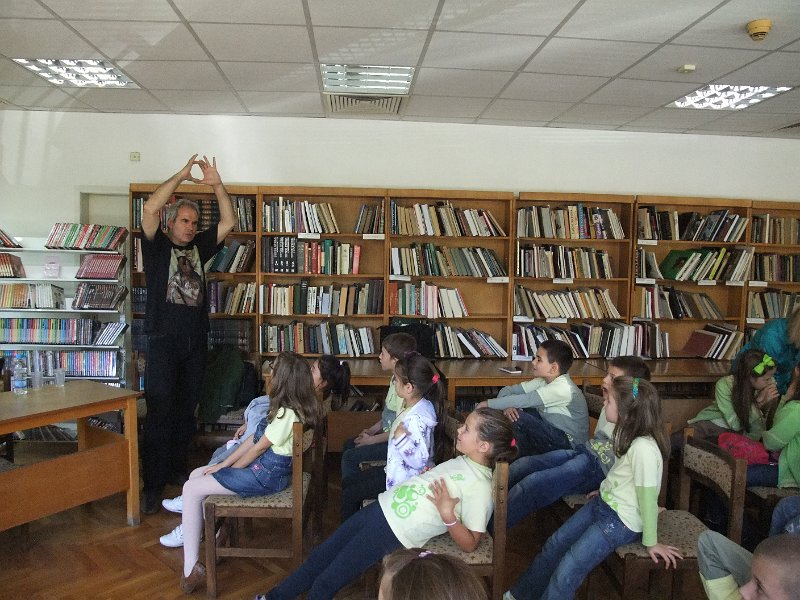 DSCF6430.JPG - Презентация и уъркшоп с участието на Българско индианско общество "Орлов кръг", ученици от частна детска занималня "Игралница–занималница" и второкласници от VII СОУ "Найден Геров", Варна. Осъществява се в сътрудничество с Посолството на САЩ – София, със съдействието на Фондация „Америка за България” и с медийната подкрепа на списание „National Geographic България”.