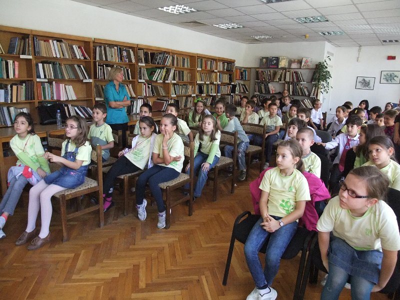 DSCF6434.JPG - Презентация и уъркшоп с участието на Българско индианско общество "Орлов кръг", ученици от частна детска занималня "Игралница–занималница" и второкласници от VII СОУ "Найден Геров", Варна. Осъществява се в сътрудничество с Посолството на САЩ – София, със съдействието на Фондация „Америка за България” и с медийната подкрепа на списание „National Geographic България”.