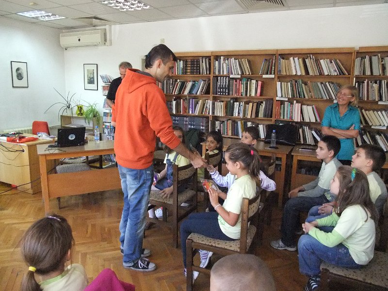 DSCF6436.JPG - Презентация и уъркшоп с участието на Българско индианско общество "Орлов кръг", ученици от частна детска занималня "Игралница–занималница" и второкласници от VII СОУ "Найден Геров", Варна. Осъществява се в сътрудничество с Посолството на САЩ – София, със съдействието на Фондация „Америка за България” и с медийната подкрепа на списание „National Geographic България”.