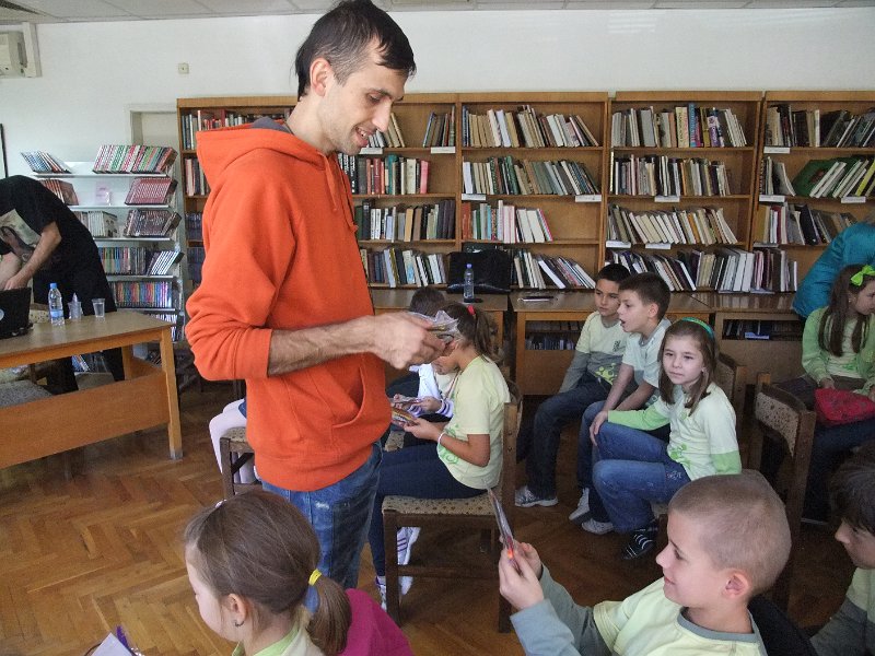 DSCF6437.JPG - Презентация и уъркшоп с участието на Българско индианско общество "Орлов кръг", ученици от частна детска занималня "Игралница–занималница" и второкласници от VII СОУ "Найден Геров", Варна. Осъществява се в сътрудничество с Посолството на САЩ – София, със съдействието на Фондация „Америка за България” и с медийната подкрепа на списание „National Geographic България”.