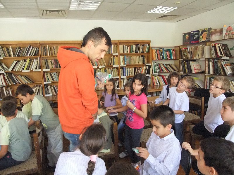 DSCF6444.JPG - Презентация и уъркшоп с участието на Българско индианско общество "Орлов кръг", ученици от частна детска занималня "Игралница–занималница" и второкласници от VII СОУ "Найден Геров", Варна. Осъществява се в сътрудничество с Посолството на САЩ – София, със съдействието на Фондация „Америка за България” и с медийната подкрепа на списание „National Geographic България”.