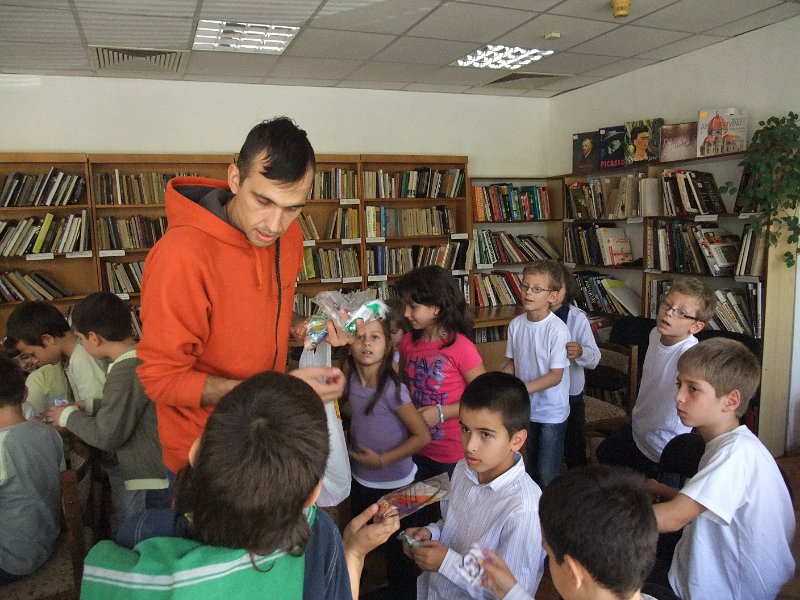 DSCF6445.JPG - Презентация и уъркшоп с участието на Българско индианско общество "Орлов кръг", ученици от частна детска занималня "Игралница–занималница" и второкласници от VII СОУ "Найден Геров", Варна. Осъществява се в сътрудничество с Посолството на САЩ – София, със съдействието на Фондация „Америка за България” и с медийната подкрепа на списание „National Geographic България”.