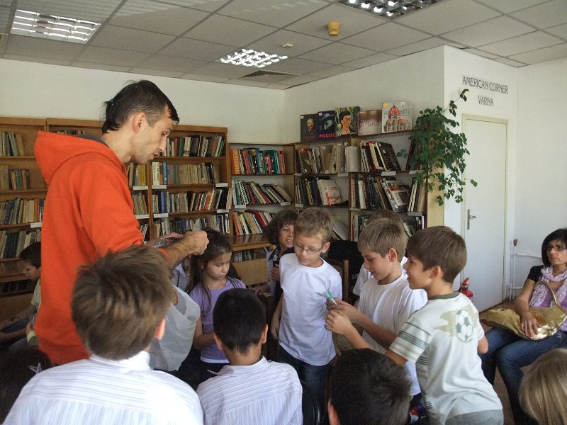 DSCF6448.JPG - Презентация и уъркшоп с участието на Българско индианско общество "Орлов кръг", ученици от частна детска занималня "Игралница–занималница" и второкласници от VII СОУ "Найден Геров", Варна. Осъществява се в сътрудничество с Посолството на САЩ – София, със съдействието на Фондация „Америка за България” и с медийната подкрепа на списание „National Geographic България”.