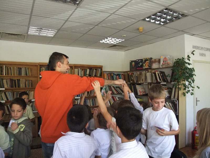 DSCF6450.JPG - Презентация и уъркшоп с участието на Българско индианско общество "Орлов кръг", ученици от частна детска занималня "Игралница–занималница" и второкласници от VII СОУ "Найден Геров", Варна. Осъществява се в сътрудничество с Посолството на САЩ – София, със съдействието на Фондация „Америка за България” и с медийната подкрепа на списание „National Geographic България”.