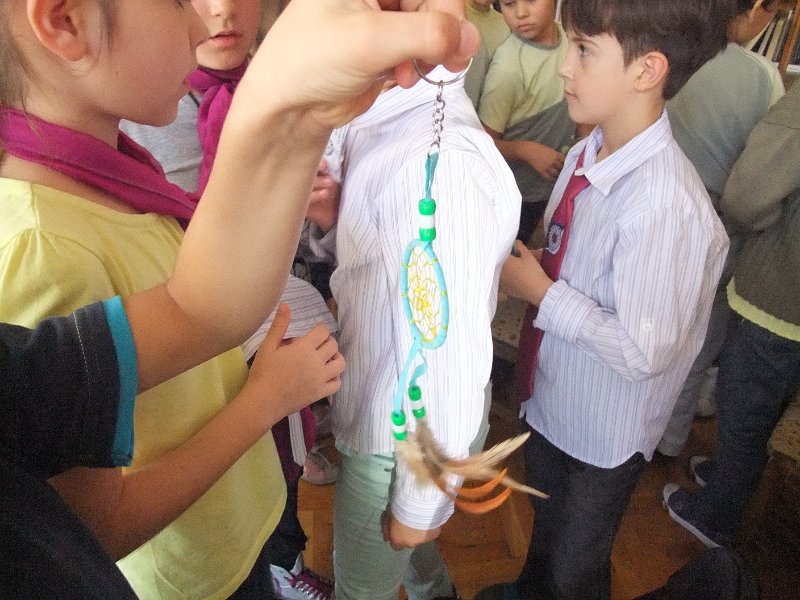 DSCF6452.JPG - Презентация и уъркшоп с участието на Българско индианско общество "Орлов кръг", ученици от частна детска занималня "Игралница–занималница" и второкласници от VII СОУ "Найден Геров", Варна. Осъществява се в сътрудничество с Посолството на САЩ – София, със съдействието на Фондация „Америка за България” и с медийната подкрепа на списание „National Geographic България”.