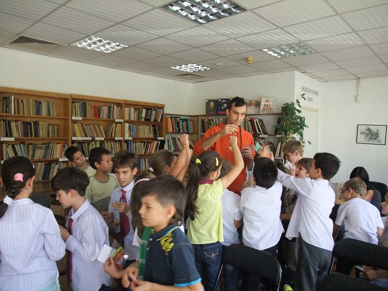 DSCF6455.JPG - Презентация и уъркшоп с участието на Българско индианско общество "Орлов кръг", ученици от частна детска занималня "Игралница–занималница" и второкласници от VII СОУ "Найден Геров", Варна. Осъществява се в сътрудничество с Посолството на САЩ – София, със съдействието на Фондация „Америка за България” и с медийната подкрепа на списание „National Geographic България”.