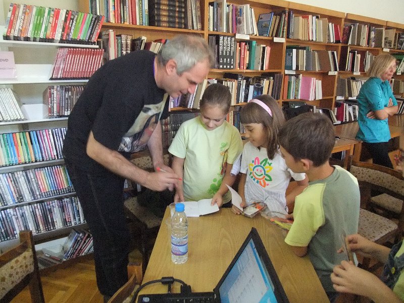 DSCF6459.JPG - Презентация и уъркшоп с участието на Българско индианско общество "Орлов кръг", ученици от частна детска занималня "Игралница–занималница" и второкласници от VII СОУ "Найден Геров", Варна. Осъществява се в сътрудничество с Посолството на САЩ – София, със съдействието на Фондация „Америка за България” и с медийната подкрепа на списание „National Geographic България”.