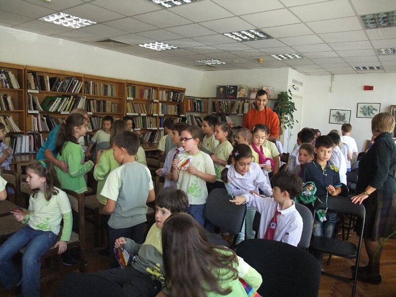 DSCF6461.JPG - Презентация и уъркшоп с участието на Българско индианско общество "Орлов кръг", ученици от частна детска занималня "Игралница–занималница" и второкласници от VII СОУ "Найден Геров", Варна. Осъществява се в сътрудничество с Посолството на САЩ – София, със съдействието на Фондация „Америка за България” и с медийната подкрепа на списание „National Geographic България”.