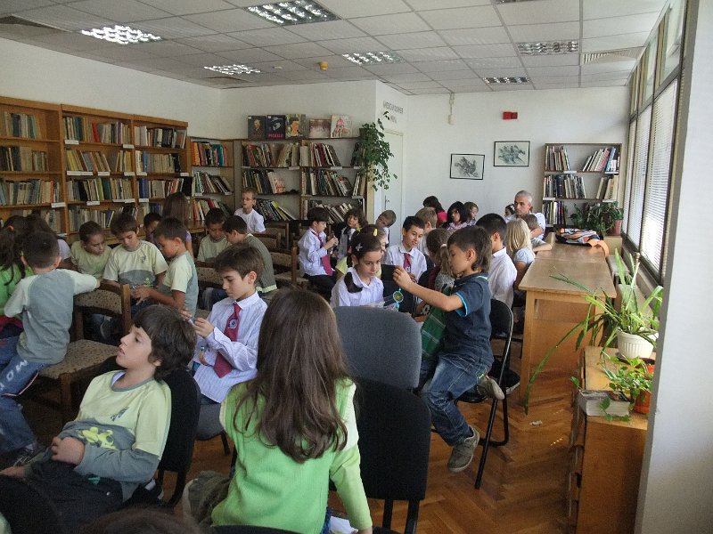 DSCF6467.JPG - Презентация и уъркшоп с участието на Българско индианско общество "Орлов кръг", ученици от частна детска занималня "Игралница–занималница" и второкласници от VII СОУ "Найден Геров", Варна. Осъществява се в сътрудничество с Посолството на САЩ – София, със съдействието на Фондация „Америка за България” и с медийната подкрепа на списание „National Geographic България”.