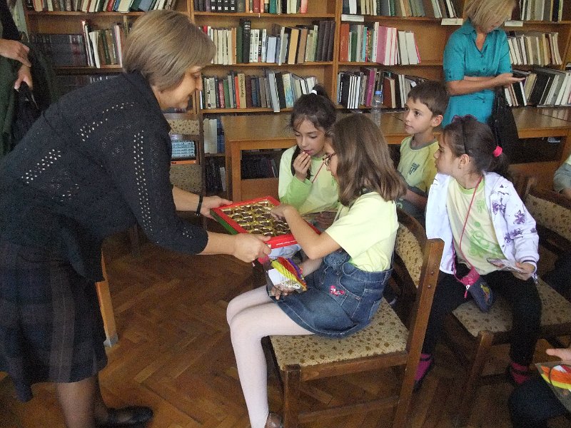 DSCF6469.JPG - Презентация и уъркшоп с участието на Българско индианско общество "Орлов кръг", ученици от частна детска занималня "Игралница–занималница" и второкласници от VII СОУ "Найден Геров", Варна. Осъществява се в сътрудничество с Посолството на САЩ – София, със съдействието на Фондация „Америка за България” и с медийната подкрепа на списание „National Geographic България”.