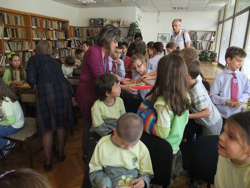 DSCF6471.JPG - Презентация и уъркшоп с участието на Българско индианско общество "Орлов кръг", ученици от частна детска занималня "Игралница–занималница" и второкласници от VII СОУ "Найден Геров", Варна. Осъществява се в сътрудничество с Посолството на САЩ – София, със съдействието на Фондация „Америка за България” и с медийната подкрепа на списание „National Geographic България”.