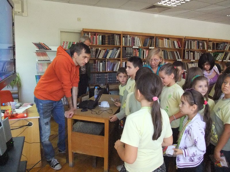 DSCF6478.JPG - Презентация и уъркшоп с участието на Българско индианско общество "Орлов кръг", ученици от частна детска занималня "Игралница–занималница" и второкласници от VII СОУ "Найден Геров", Варна. Осъществява се в сътрудничество с Посолството на САЩ – София, със съдействието на Фондация „Америка за България” и с медийната подкрепа на списание „National Geographic България”.