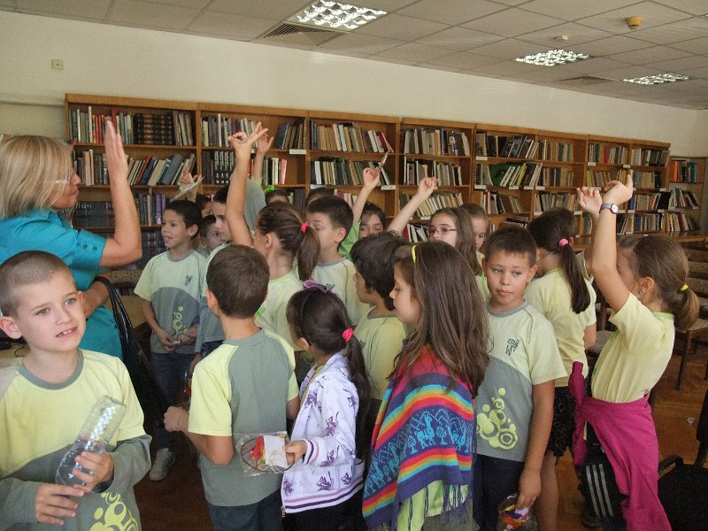 DSCF6483.JPG - Презентация и уъркшоп с участието на Българско индианско общество "Орлов кръг", ученици от частна детска занималня "Игралница–занималница" и второкласници от VII СОУ "Найден Геров", Варна. Осъществява се в сътрудничество с Посолството на САЩ – София, със съдействието на Фондация „Америка за България” и с медийната подкрепа на списание „National Geographic България”.