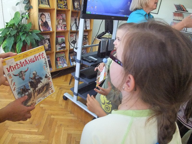 DSCF6491.JPG - Презентация и уъркшоп с участието на Българско индианско общество "Орлов кръг", ученици от частна детска занималня "Игралница–занималница" и второкласници от VII СОУ "Найден Геров", Варна. Осъществява се в сътрудничество с Посолството на САЩ – София, със съдействието на Фондация „Америка за България” и с медийната подкрепа на списание „National Geographic България”.