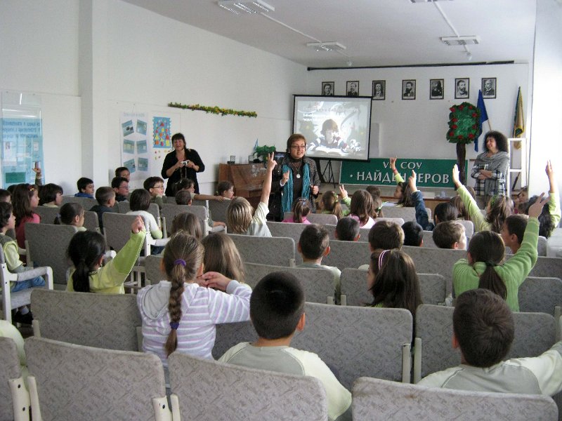 IMG_4746.JPG - Съвместна инициатива на издателство "Фют" и РБ "Пенчо Славейков"