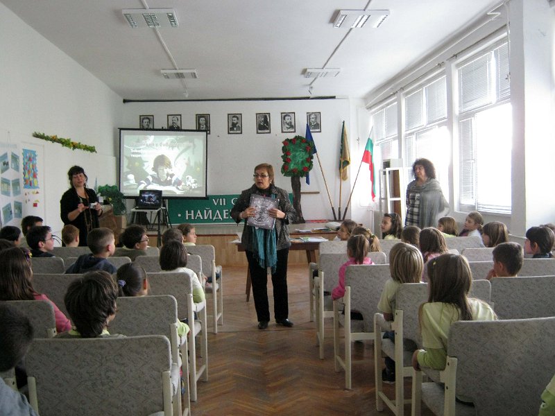 IMG_4751.JPG - Съвместна инициатива на издателство "Фют" и РБ "Пенчо Славейков"