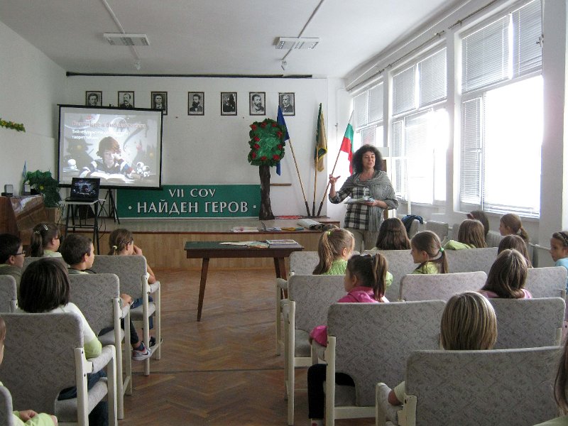 IMG_4754.JPG - Съвместна инициатива на издателство "Фют" и РБ "Пенчо Славейков"