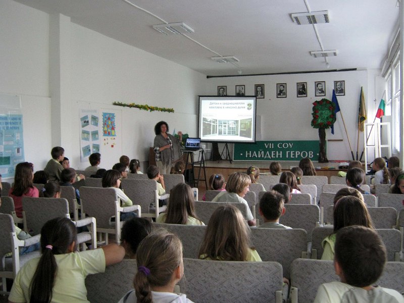 IMG_4755.JPG - Съвместна инициатива на издателство "Фют" и РБ "Пенчо Славейков"