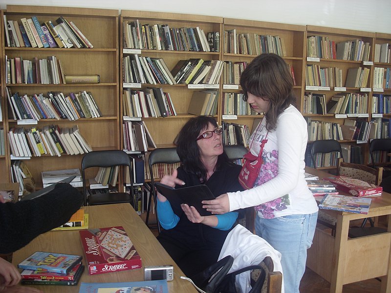 IMG_8064.JPG - "Възможност да се учим и забавляваме" в Американска читалня. С участието на ученици от ОУ "П. Волов".