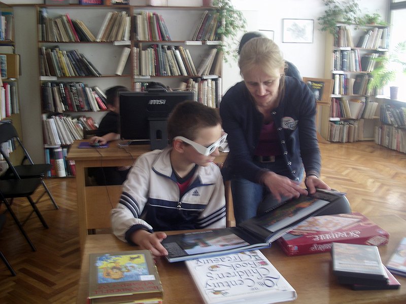 IMG_8068.JPG - "Възможност да се учим и забавляваме" в Американска читалня. С участието на ученици от ОУ "П. Волов".