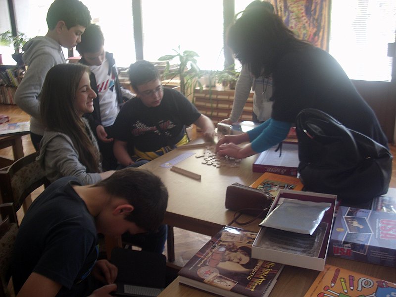 IMG_8070.JPG - "Възможност да се учим и забавляваме" в Американска читалня. С участието на ученици от ОУ "П. Волов".