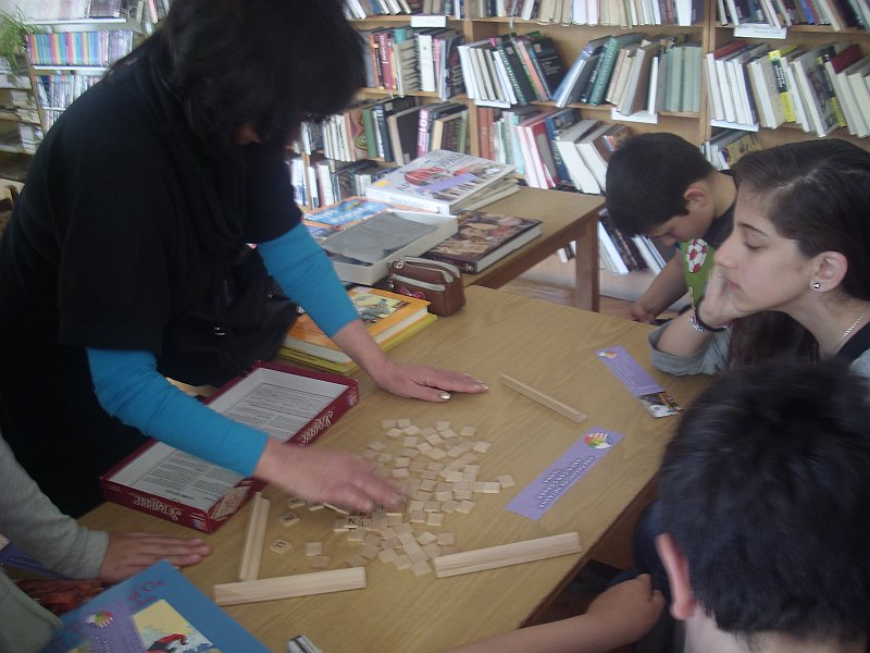 IMG_8072.JPG - "Възможност да се учим и забавляваме" в Американска читалня. С участието на ученици от ОУ "П. Волов".