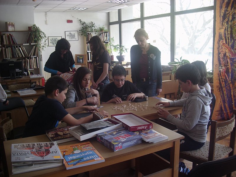 IMG_8074.JPG - "Възможност да се учим и забавляваме" в Американска читалня. С участието на ученици от ОУ "П. Волов".